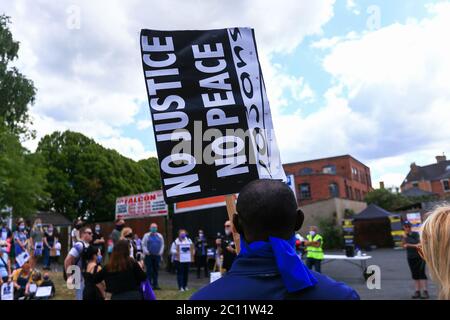 Stourbridge, West Midlands, Royaume-Uni. 13 juin 2020. Un rassemblement animé mais paisible d'au moins 200 personnes démontrées pour les vies noires importe dans la ville de Stourbridge, West Midlands, Royaume-Uni. Crédit : Peter Lophan/Alay Live News Banque D'Images
