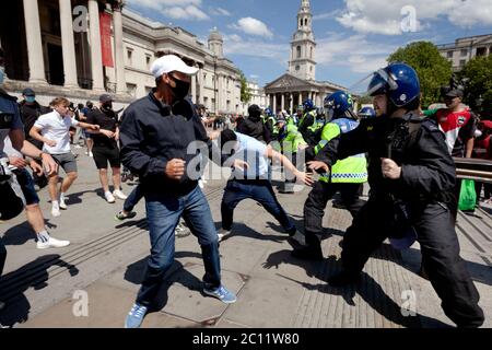 La police est confrontée à une foule de droite qui tente de la perturber Une manifestation Black Lives Matter à Trafalgar Square Banque D'Images