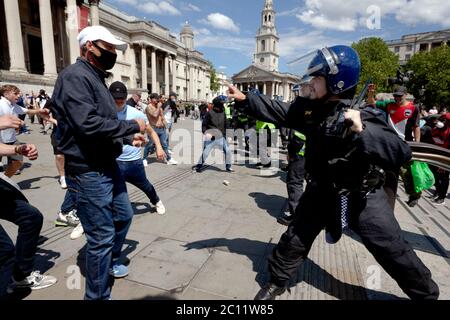 La police est confrontée à une foule de droite qui tente de la perturber Une manifestation Black Lives Matter à Trafalgar Square Banque D'Images