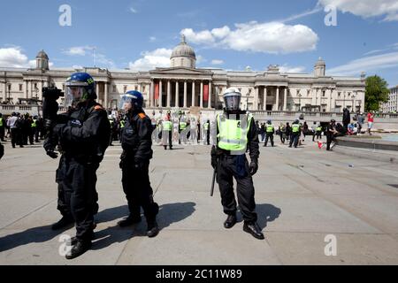 La police est confrontée à une foule de droite qui tente de la perturber Une manifestation Black Lives Matter à Trafalgar Square Banque D'Images