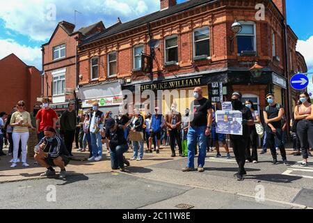 Stourbridge, West Midlands, Royaume-Uni. 13 juin 2020. Un rassemblement animé mais paisible d'au moins 200 personnes démontrées pour les vies noires importe dans la ville de Stourbridge, West Midlands, Royaume-Uni. Crédit : Peter Lophan/Alay Live News Banque D'Images