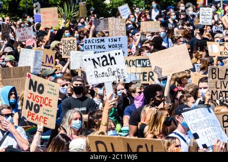 Brighton, East Sussex, Royaume-Uni. 13 juin 2020. Les manifestants, dont beaucoup sont masqués, tiennent des placards en altitude à la Black Lives Matter march par Brighton Palace Pier. Photo © Julia Claxton crédit : Julia Claxton/Alamy Live News Banque D'Images