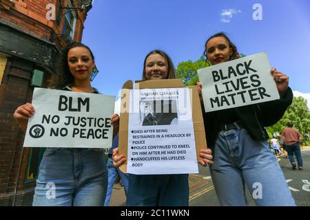 Stourbridge, West Midlands, Royaume-Uni. 13 juin 2020. Un rassemblement animé mais paisible d'au moins 200 personnes démontrées pour les vies noires importe dans la ville de Stourbridge, West Midlands, Royaume-Uni. Crédit : Peter Lophan/Alay Live News Banque D'Images