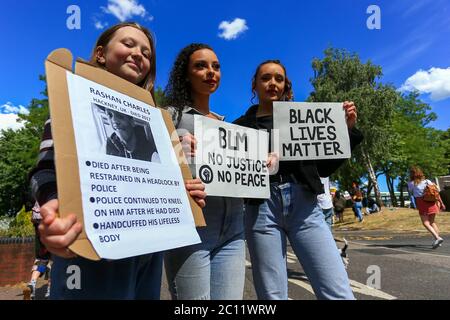 Stourbridge, West Midlands, Royaume-Uni. 13 juin 2020. Un rassemblement animé mais paisible d'au moins 200 personnes démontrées pour les vies noires importe dans la ville de Stourbridge, West Midlands, Royaume-Uni. Crédit : Peter Lophan/Alay Live News Banque D'Images