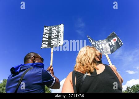 Stourbridge, West Midlands, Royaume-Uni. 13 juin 2020. Un rassemblement animé mais paisible d'au moins 200 personnes démontrées pour les vies noires importe dans la ville de Stourbridge, West Midlands, Royaume-Uni. Crédit : Peter Lophan/Alay Live News Banque D'Images