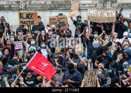 Londres, Royaume-Uni. 13 juin 2020. Malgré une annulation officielle, des centaines de vies noires comptent des manifestants qui réagissent encore à la mort de George Floyd, à Minneapolis, la semaine dernière, en marchant sur Westminster après avoir été rassemblés à Hyde Park dans le cadre d'une journée d'action contre la discrimination. L'Africain américain de 46 ans a été filmé comme un policier blanc à genoux sur son cou pendant presque neuf minutes. Le « verrouillage » facilité se poursuit pour l'épidémie de coronavirus (Covid 19) à Londres. Crédit : Guy Bell/Alay Live News Banque D'Images