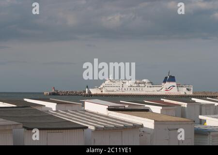 Ferry français au départ du port de Calais Banque D'Images