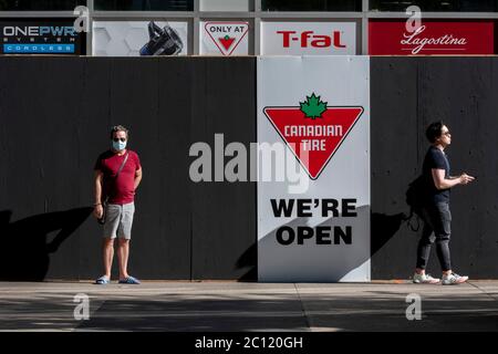 Toronto, Canada. 12 juin 2020. Les clients qui attendent en file d'attente à l'extérieur d'un ont pris de l'ampleur, par mesure de précaution prise lors d'une manifestation antiraciste passée, le magasin Canadian tire au Centre Eaton pendant la pandémie COVID-19 au centre-ville de Toronto. Dominic Chan/EXimages Banque D'Images