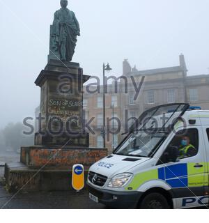 Edimbourg, Ecosse, Royaume-Uni. 13 juin 2020. Présence de la police à la statue du 2e vicomte Melville de Robert Dundas, située sur la rue Melville dans le West End, graffiti dans le cadre des manifestations de Black Lives Matter. Crédit : Craig Brown/Alay Live News Banque D'Images