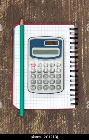 Calculatrice numérique et ordinateur portable spirale avec crayon Banque D'Images