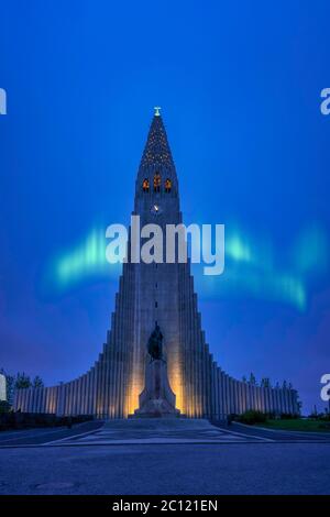 L'église Hallgrimskirkja extérieur du bâtiment la nuit à Reykjavik, Islande, Europe. Banque D'Images