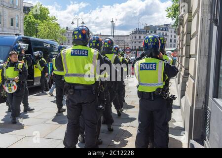 La police anti-émeute en équipement de protection complet se prépare à une manifestation à l'extrême droite à Trafalgar Square. Londres Banque D'Images