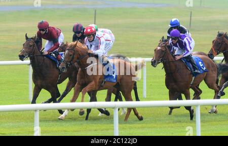 Dickiedooda, monté par Shane Foley (silks blancs et rouges), remporte la Tally-Ho Stud Irish EBF Maiden à l'hippodrome de Curragh. Banque D'Images