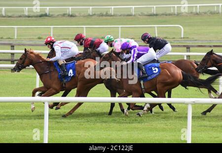 Dickiedooda, monté par Shane Foley (silks blancs et rouges), remporte la Tally-Ho Stud Irish EBF Maiden à l'hippodrome de Curragh. Banque D'Images