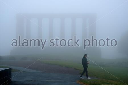 Edimbourg, Ecosse, Royaume-Uni. 13 juin 2020. Brouillard épais affectant le centre-ville d'Édimbourg. Vu ici au Monument national de Calton Hill. Crédit : Craig Brown/Alay Live News Banque D'Images