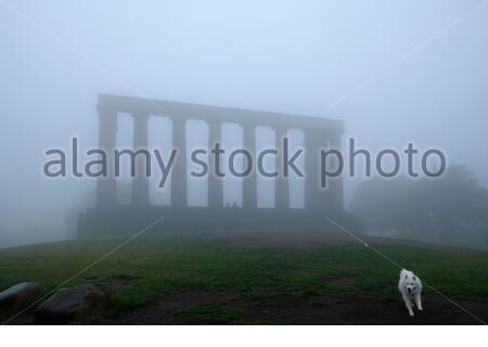 Edimbourg, Ecosse, Royaume-Uni. 13 juin 2020. Brouillard épais affectant le centre-ville d'Édimbourg. Vu ici au Monument national de Calton Hill. Crédit : Craig Brown/Alay Live News Banque D'Images