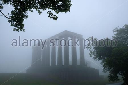 Edimbourg, Ecosse, Royaume-Uni. 13 juin 2020. Brouillard épais affectant le centre-ville d'Édimbourg. Vu ici au Monument national de Calton Hill. Crédit : Craig Brown/Alay Live News Banque D'Images