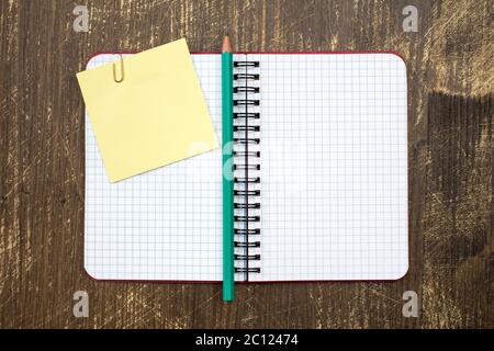 Ouvrez le bloc-notes avec un pense-bête et un crayon Banque D'Images