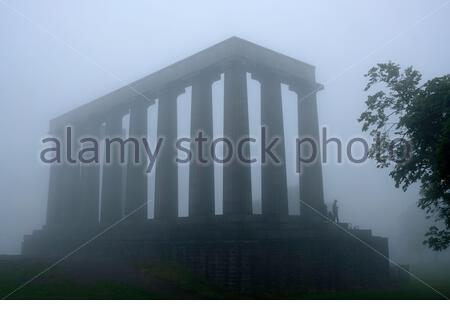 Edimbourg, Ecosse, Royaume-Uni. 13 juin 2020. Brouillard épais affectant le centre-ville d'Édimbourg. Vu ici au Monument national de Calton Hill. Crédit : Craig Brown/Alay Live News Banque D'Images