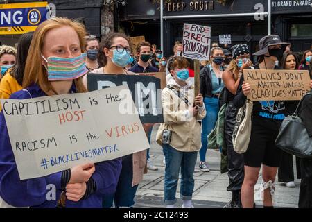Les personnes noires comptent des manifestants lors d'un rassemblement à Cork, en Irlande. Banque D'Images