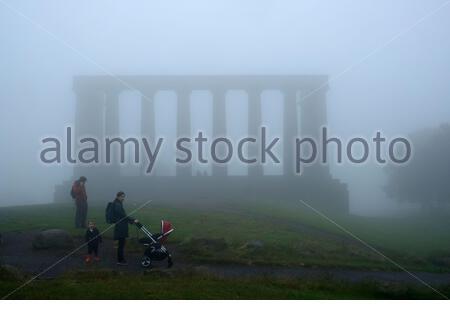 Edimbourg, Ecosse, Royaume-Uni. 13 juin 2020. Brouillard épais affectant le centre-ville d'Édimbourg. Vu ici au Monument national de Calton Hill. Crédit : Craig Brown/Alay Live News Banque D'Images