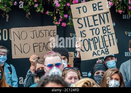 Les personnes noires comptent des manifestants lors d'un rassemblement à Cork, en Irlande. Banque D'Images