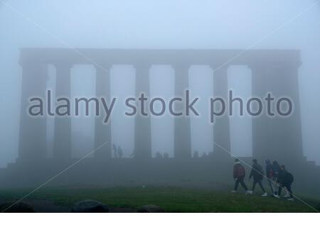 Edimbourg, Ecosse, Royaume-Uni. 13 juin 2020. Brouillard épais affectant le centre-ville d'Édimbourg. Vu ici au Monument national de Calton Hill. Crédit : Craig Brown/Alay Live News Banque D'Images