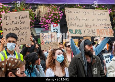 Les personnes noires comptent des manifestants lors d'un rassemblement à Cork, en Irlande. Banque D'Images