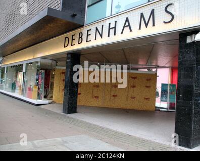 Londres, Royaume-Uni. 12 juin 2020. Un grand magasin Debenhams embarqué sur Oxford Street, a un avenir incertain alors que la société entre en administration pendant le confinement pour la deuxième fois et n'a pas confirmé si leur magasin phare va rouvrir Londres est prêt à rouvrir, Dans une certaine mesure, les magasins se mettent à ouvrir leurs portes le lundi 15 juin. Le secteur de la vente au détail est en isolement depuis mars en raison des restrictions causées par la pandémie Covid-19. Les restaurants et les pubs doivent rester fermés jusqu'au moins juillet crédit: SOPA Images Limited/Alay Live News Banque D'Images