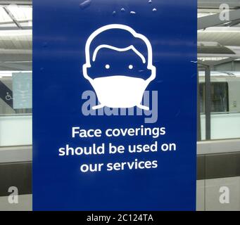 Londres, Royaume-Uni. 12 juin 2020. Un avis sur les « revêtements de visage à utiliser sur nos services » est affiché à la gare de London Bridge.COVID-19 des avis de santé rappelant aux gens les distances sociales et autres mesures à mettre en œuvre dans les transports publics à partir du 15 juin ont été placés sur des trains, dans des gares et des plates-formes souterraines. Crédit : SOPA Images Limited/Alamy Live News Banque D'Images