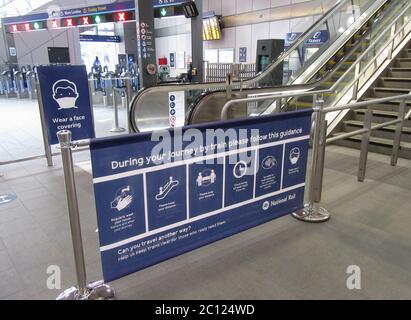 Londres, Royaume-Uni. 12 juin 2020. Un avis avec des directives sanitaires doit être suivi par le passager lorsqu'il se déplace à la gare de London Bridge. COVID-19 des avis de santé rappelant aux gens la distance sociale et d'autres mesures devant être appliquées dans les transports publics à partir du 15 juin ont été placés sur les trains, dans les gares et les plates-formes souterraines. Crédit : SOPA Images Limited/Alamy Live News Banque D'Images