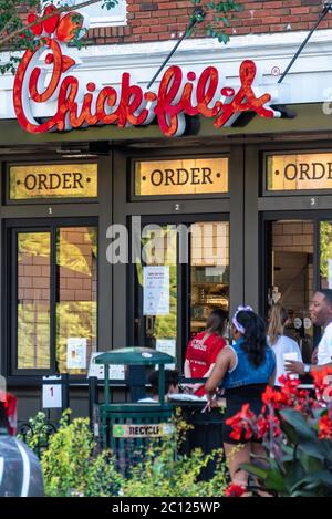 Chick-fil-A dans le centre-ville d'Athènes, en Géorgie, juste en face de l'emblématique North Campus Arch de l'Université de Géorgie. (ÉTATS-UNIS) Banque D'Images