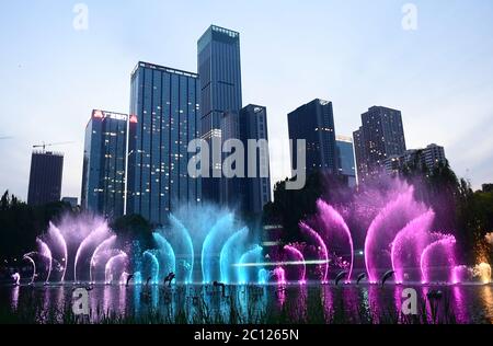 Shengyang, Shengyang, Chine. 14 juin 2020. Liaoning, CHINE-gens regardent gratuitement une fontaine au Parc scientifique de Shenyang à Shenyang, province de Liaoning, le 8 juin 2020. Il est entendu que le spectacle de la fontaine lumineuse est composé de la musique fontaine et le film de rideau d'eau, accompagné par le son de la musique fontaine danse, plus laser effets spéciaux et le film de rideau d'eau effets en direct sont très choquants. Crédit : SIPA Asia/ZUMA Wire/Alay Live News Banque D'Images