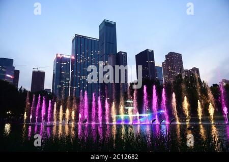 Shengyang, Shengyang, Chine. 14 juin 2020. Liaoning, CHINE-gens regardent gratuitement une fontaine au Parc scientifique de Shenyang à Shenyang, province de Liaoning, le 8 juin 2020. Il est entendu que le spectacle de la fontaine lumineuse est composé de la musique fontaine et le film de rideau d'eau, accompagné par le son de la musique fontaine danse, plus laser effets spéciaux et le film de rideau d'eau effets en direct sont très choquants. Crédit : SIPA Asia/ZUMA Wire/Alay Live News Banque D'Images