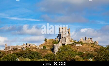 Les ruines du château de Corfe sur l'île de Purbeck, Dorset, Angleterre Banque D'Images