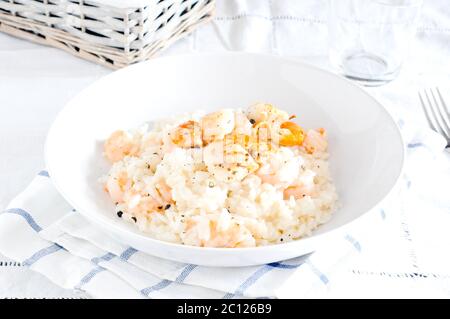 Délicieux risotto aux crevettes et aux pétoncles Banque D'Images