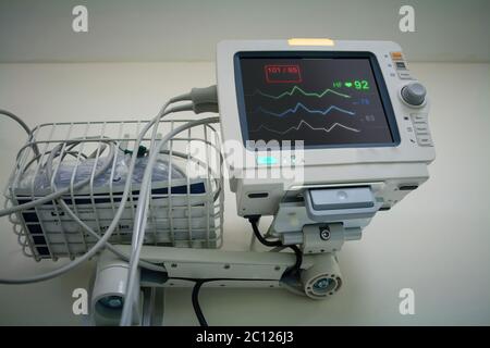 Moniteur médical dans la chambre d'un patient dans un hôpital. Moniteur E.C.G avec impulsion de pulsation à l'écran. Banque D'Images