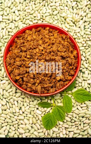 J'adore les légumes et les végétariens, la viande hachée à base de plantes dans une assiette sur fond de graines de soja Banque D'Images