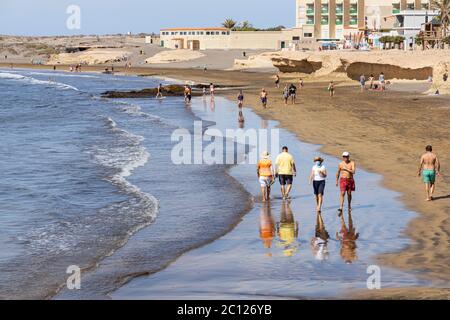 Les résidents locaux qui marchent sur le sable ont la plage pour eux-mêmes, car le temps monte pour l'été. Phase 3 désescalade du virus Covid 19, état d'urgence du virus corona en place. L'aéroport est toujours fermé au tourisme et ne devrait pas recevoir de vols touristiques avant le 1er juillet. El Medano, Tenerife, Iles Canaries, Espagne. 13 juin 2020. Banque D'Images