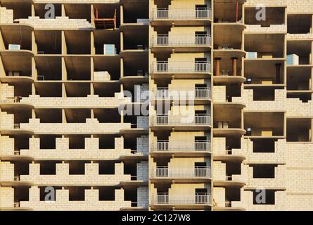 fenêtre dans une maison nouvellement construite. structure murale avec matériaux isolés non combustibles en fibre de basalte Banque D'Images