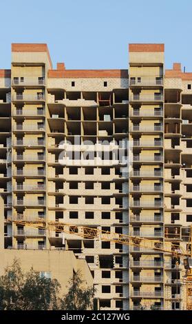 fenêtre dans une maison nouvellement construite. structure murale avec matériaux isolés non combustibles en fibre de basalte Banque D'Images