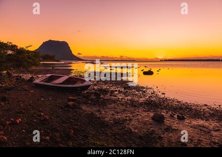 Bateaux et un océan calme au coucher du soleil. Le Morn montagne à l'Ile Maurice. Banque D'Images