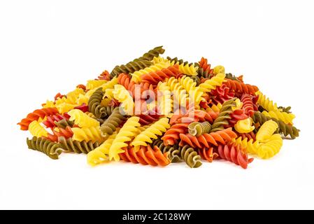 Tas de pâtes spiralées colorées, isolées sur fond blanc, texture macaroni. Banque D'Images