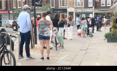 Londres, Royaume-Uni. 13 juin 2020. Les experts disent que la file d'attente est « la nouvelle norme » depuis longtemps. Crédit : Brian Minkoff/Alay Live News Banque D'Images