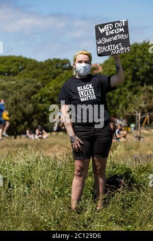 Eastbourne, East Sussex, Royaume-Uni – samedi 13 juin 2020 – des manifestants se rassemblent à Princes Park dans le cadre de la campagne Black Lives Matter ( BLM ). Banque D'Images