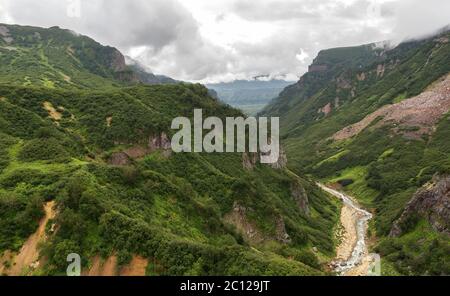 Dans la vallée de la rivière Geysernaya Geysers. La réserve naturelle de Kronotsky sur la péninsule du Kamtchatka. Banque D'Images