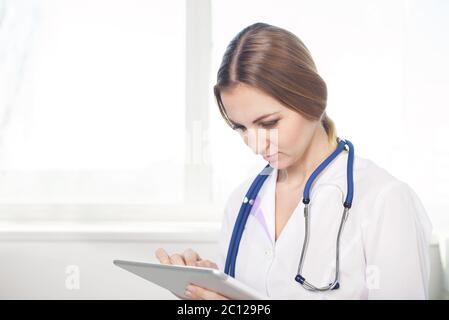 Femme médecin travaillant avec tablet computer Banque D'Images