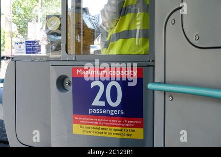 Londres, Royaume-Uni. 13 juin 2020. New transport for London mesures dans les bus londoniens. TFL a introduit de nouvelles limites sur le nombre de personnes autorisées dans les autobus. 20 personnes sont autorisées à bord, à un moment donné, sur les bus à impériale. 6 à 10 personnes sont autorisées sur les bus à impériale simples plus petits. Crédit: Marcin Rogozinski/Alay Live News Banque D'Images