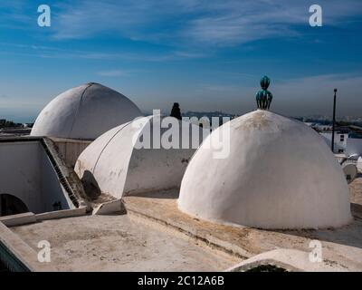 Dômes blancs d'une mosquée locale sur son toit dans la ville traditionnelle de Sidi Bou dit sur la côte méditerranéenne de la Tunisie Banque D'Images