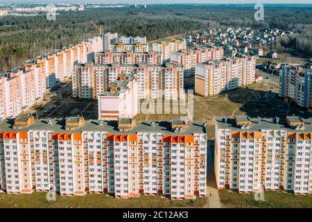 Gomel, Bélarus. Vue aérienne panoramique des nouvelles maisons résidentielles à plusieurs étages. Vue panoramique sur la ville en plein soleil le jour du printemps. Immobilier, développement Banque D'Images